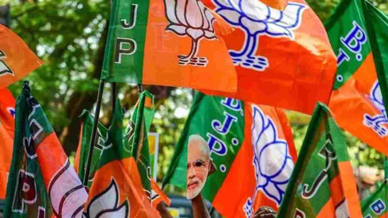 BJP Workers: తిరంగా యాత్రలో తన్నుకున్న బీజేపీ వర్కర్లు BJP Workers: తిరంగా యాత్రలో తన్నుకున్న బీజేపీ వర్కర్లు