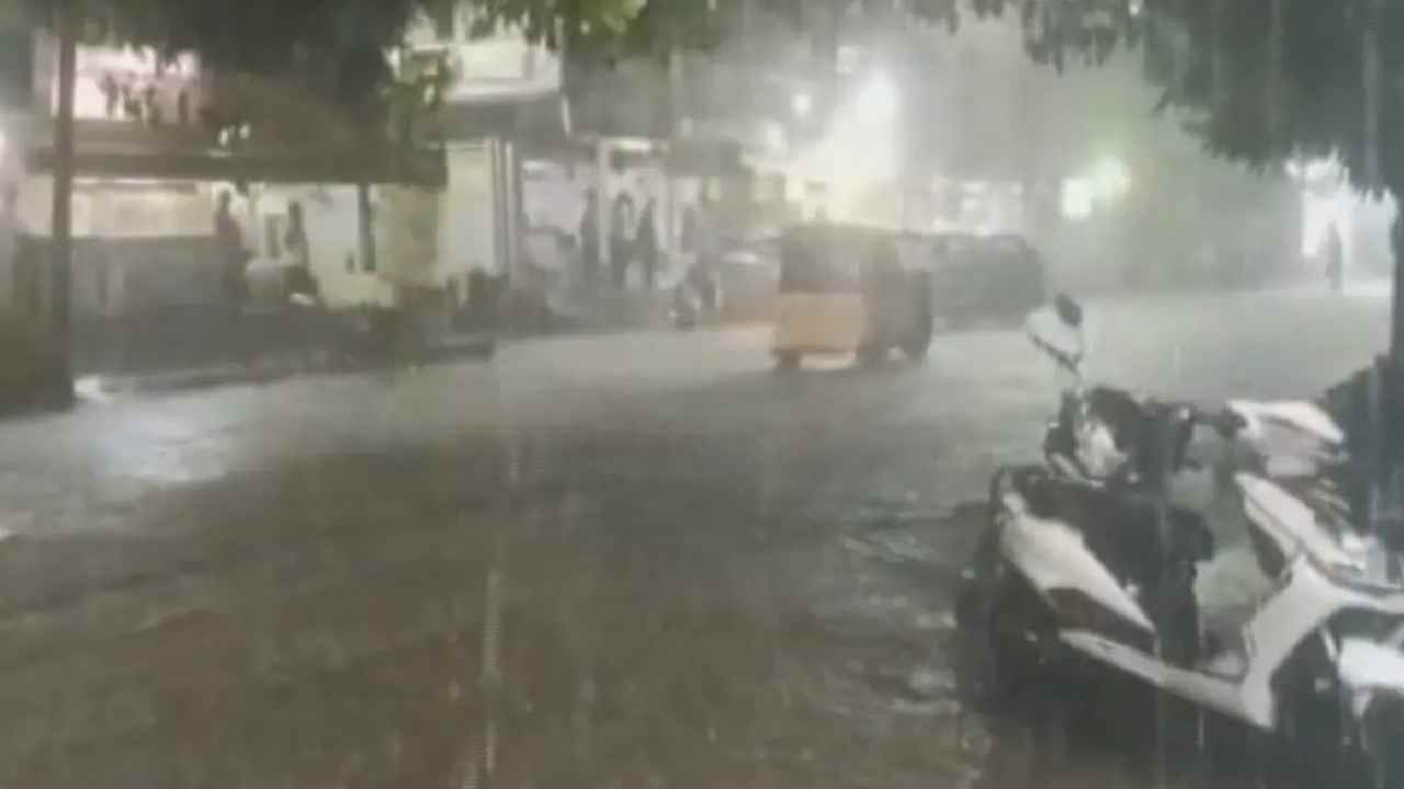 Telangana Rains : తెలంగాణలో మరో మూడు రోజులు అత్యంత భారీ వర్షాలు..10 జిల్లాలకు రెడ్ అలర్ట్ Telangana Rains : తెలంగాణలో మరో మూడు రోజులు అత్యంత భారీ వర్షాలు..10 జిల్లాలకు రెడ్ అలర్ట్