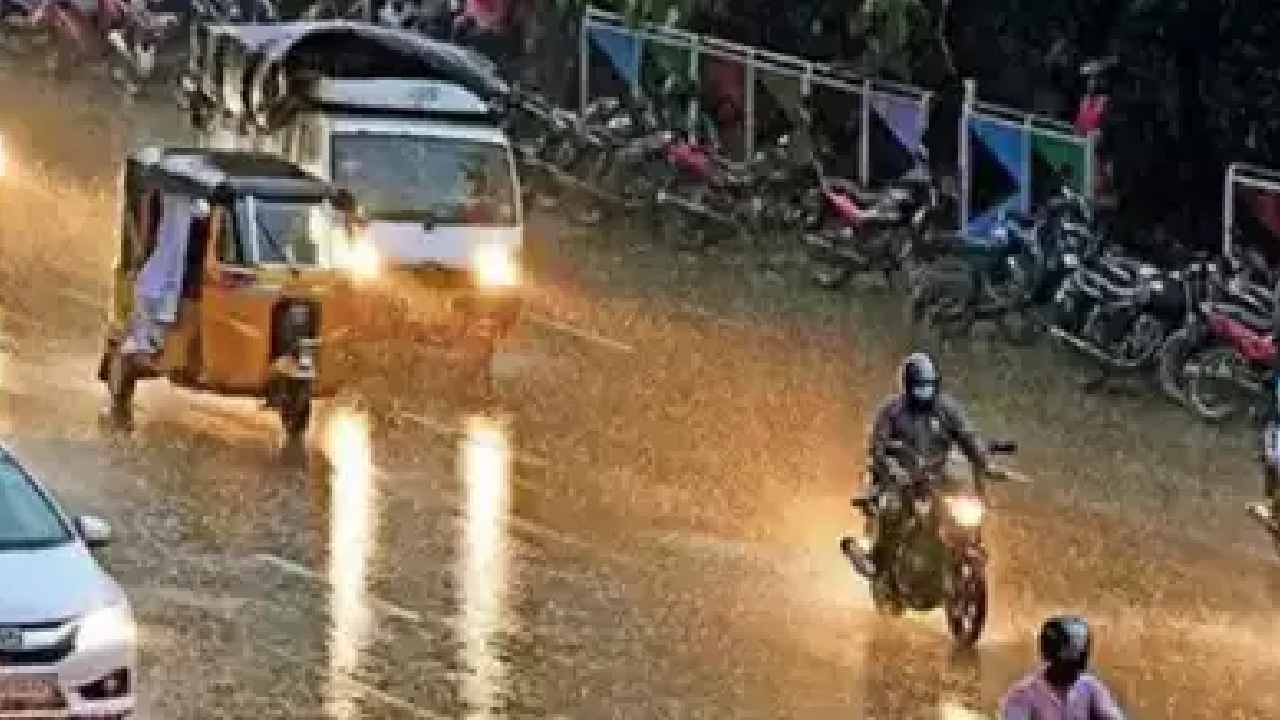Heavy Rains In Telangana : తెలంగాణాలో 9 జిల్లాలకు రెడ్ అలర్ట్-అతి భారీ నుంచి అత్యంత భారీ వర్షాలు Heavy Rains In Telangana : తెలంగాణాలో 9 జిల్లాలకు రెడ్ అలర్ట్-అతి భారీ నుంచి అత్యంత భారీ వర్షాలు