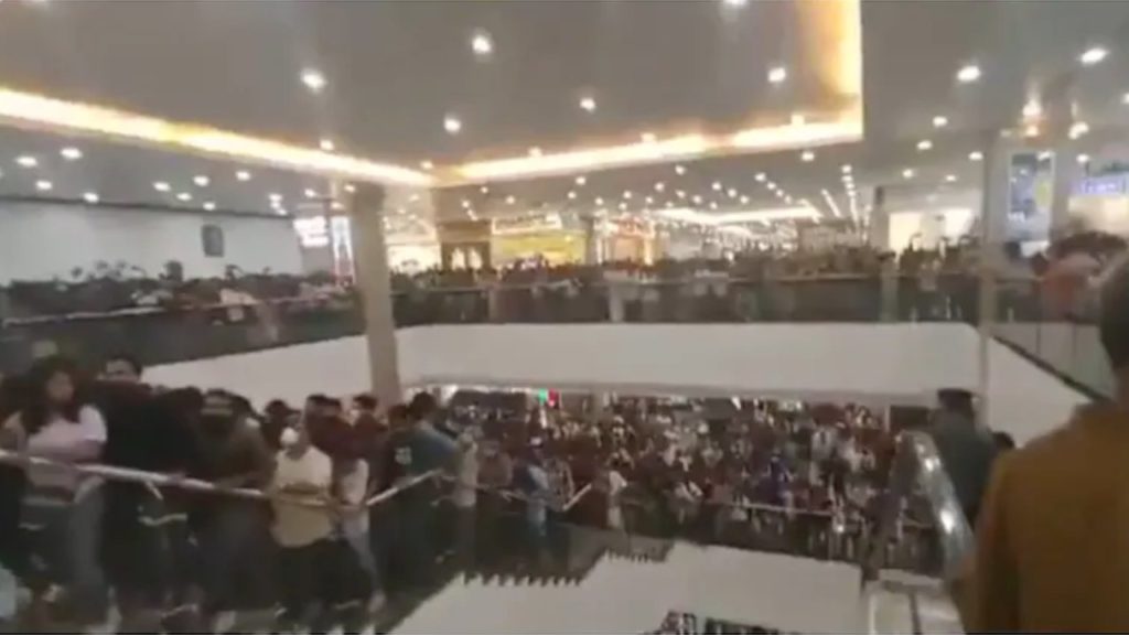 Thousands Of Shoppers Flood Kerala's Lulu Mall Outlets For Midnight Sale