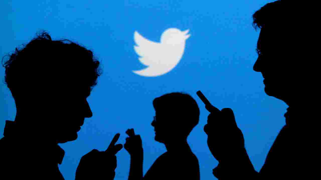 Twitter: కేంద్రంపై కర్ణాటక హై కోర్టుకు ట్విట్టర్.. కేంద్రంతో ముదిరిన వార్ Twitter: కేంద్రంపై కర్ణాటక హై కోర్టుకు ట్విట్టర్.. కేంద్రంతో ముదిరిన వార్