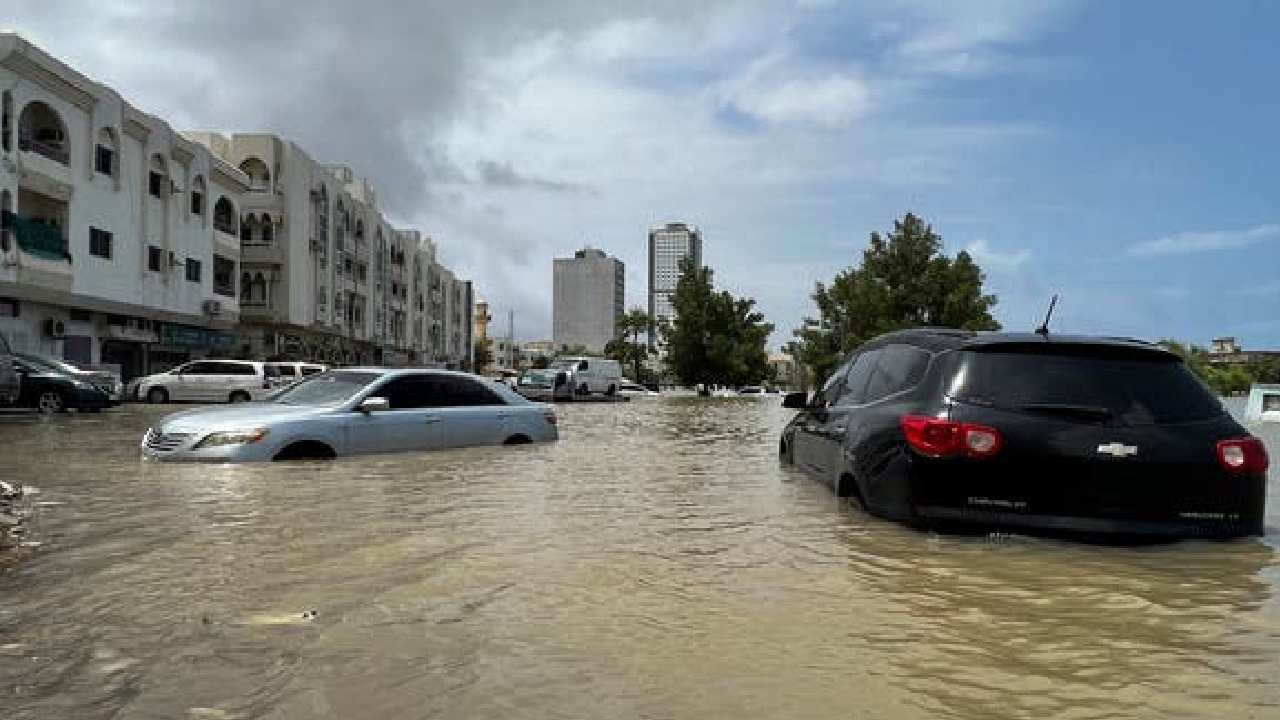 UAE Floods: యూఏఈలో భారీ వర్షాలు.. ఏడుగురు మృతి UAE Floods: యూఏఈలో భారీ వర్షాలు.. ఏడుగురు మృతి