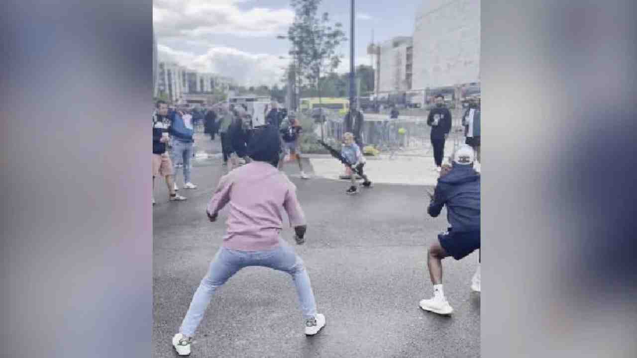 Cricket With Umbrella: గొడుగుతో కూడా క్రికెట్ ఆడొచ్చని మీకు తెలుసా..! ఈ వీడియో చూస్తే.. Cricket With Umbrella: గొడుగుతో కూడా క్రికెట్ ఆడొచ్చని మీకు తెలుసా..! ఈ వీడియో చూస్తే..
