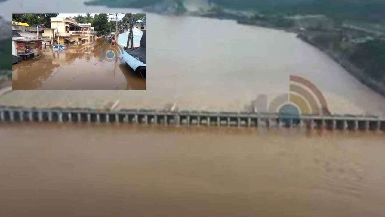 Polavaram Villages : గోదావరి ఉధృతి..పోలవరం దగ్గర ముంపునకు గురైన పలు గ్రామాలు Polavaram Villages : గోదావరి ఉధృతి..పోలవరం దగ్గర ముంపునకు గురైన పలు గ్రామాలు
