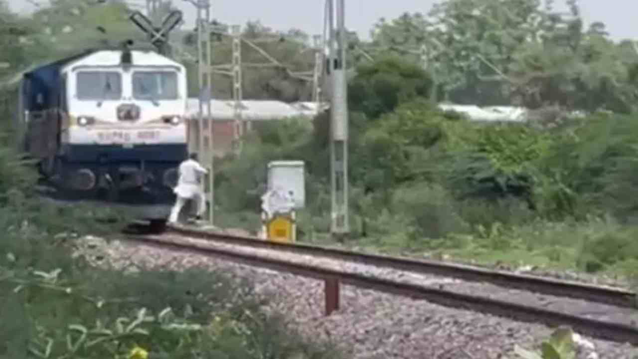 Haryana: ఒళ్లు గగుర్పొడిచే వీడియో.. రైలు ఢీకొని బీఎస్ఎఫ్ జవాన్ మృతి.. Haryana: ఒళ్లు గగుర్పొడిచే వీడియో.. రైలు ఢీకొని బీఎస్ఎఫ్ జవాన్ మృతి..