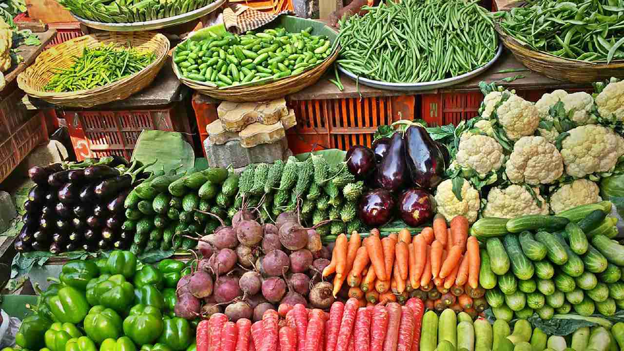 Vegetable Prices: వర్షాల ప్రభావం.. కూరగాయల ధరలు పెరుగుతాయా? Vegetable Prices: వర్షాల ప్రభావం.. కూరగాయల ధరలు పెరుగుతాయా?