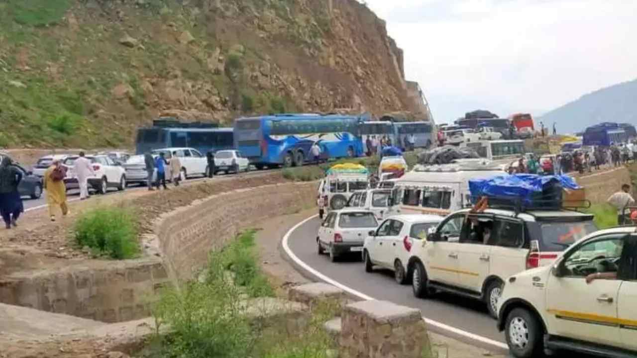 Vehicles Stranded: హైవేపై విరిగిపడ్డ కొండ చరియలు.. నిలిచిపోయిన వెయ్యి వాహనాలు Vehicles Stranded: హైవేపై విరిగిపడ్డ కొండ చరియలు.. నిలిచిపోయిన వెయ్యి వాహనాలు