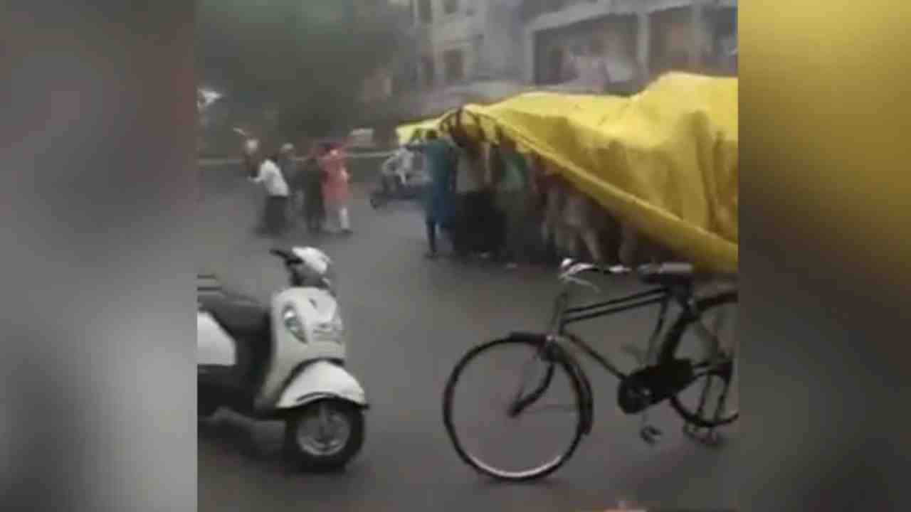 Viral Video: ఐడియా అదిరింది.. పెళ్లి వేడుక సజావుగా సాగింది.. వీడియో వైరల్ Viral Video: ఐడియా అదిరింది.. పెళ్లి వేడుక సజావుగా సాగింది.. వీడియో వైరల్