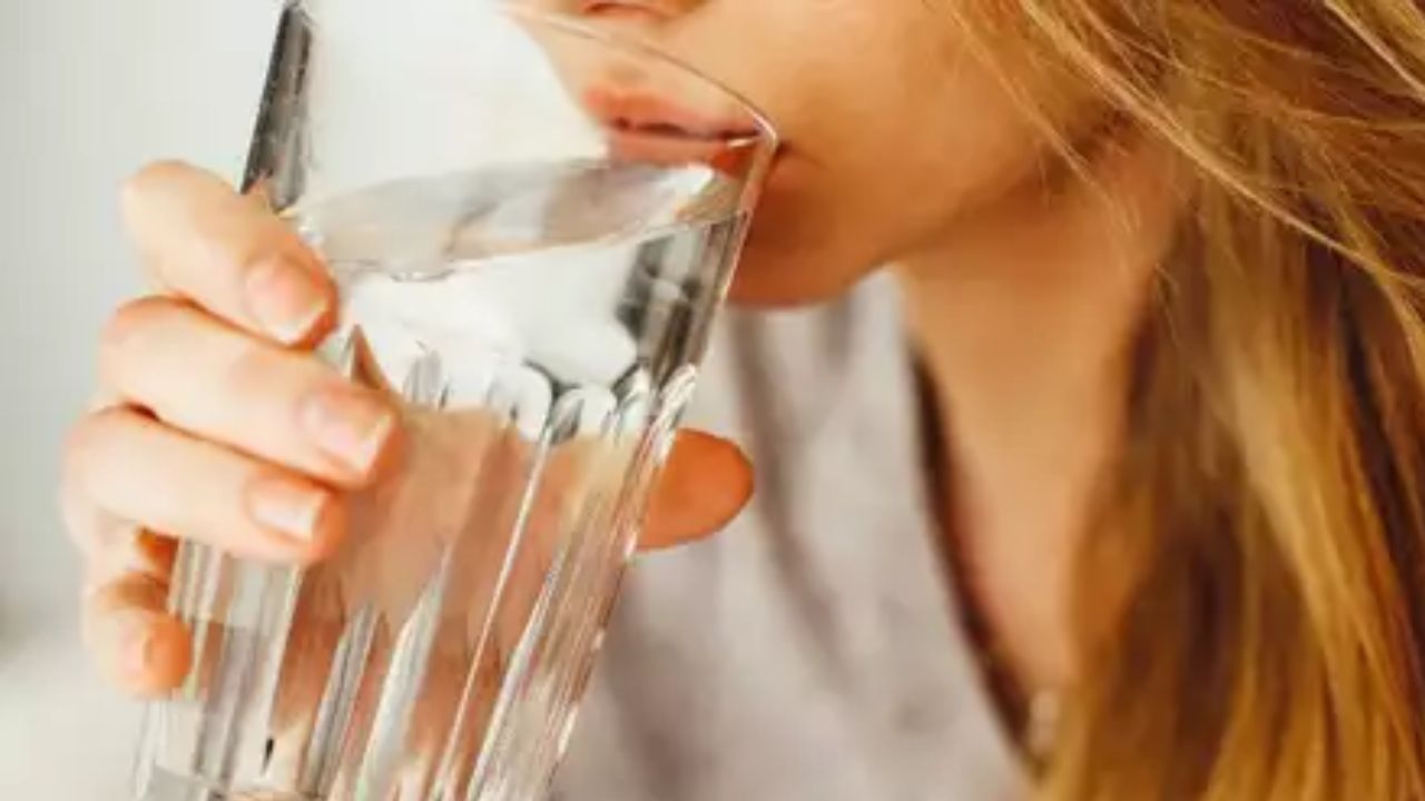 Why You Should Never Drink Water Standing Up, You Must Know These Facts (16)