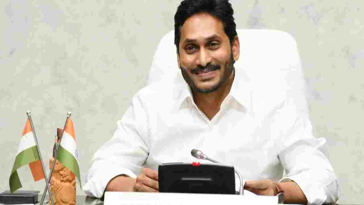 Y.S.JAGAN: పేదరికాన్ని పారద్రోలేందుకే జగనన్న విద్యాకానుక: సీఎం జగన్ Y.S.JAGAN: పేదరికాన్ని పారద్రోలేందుకే జగనన్న విద్యాకానుక: సీఎం జగన్