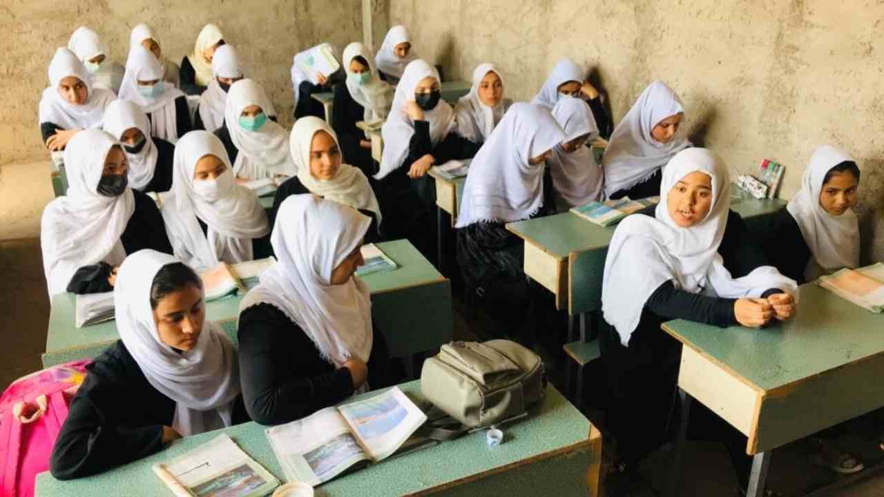 Afghan girls: తాలిబన్ల పాలనలో అగమ్యగోచరంగా అఫ్గాన్ బాలికల పరిస్థితి Afghan girls: తాలిబన్ల పాలనలో అగమ్యగోచరంగా అఫ్గాన్ బాలికల పరిస్థితి