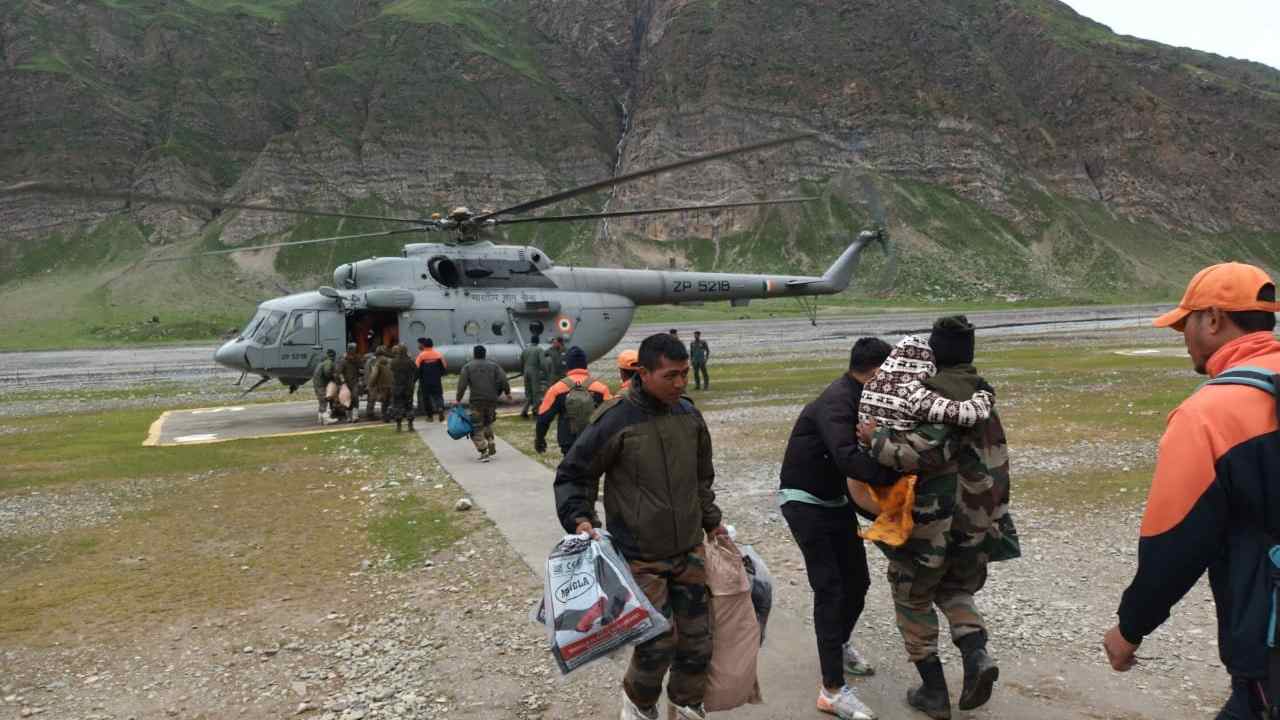 Amarnath Yatra: అమర్నాథ్లో కొనసాగుతున్న సహాయక చర్యలు.. 1500 మందిని.. Amarnath Yatra: అమర్నాథ్లో కొనసాగుతున్న సహాయక చర్యలు.. 1500 మందిని..