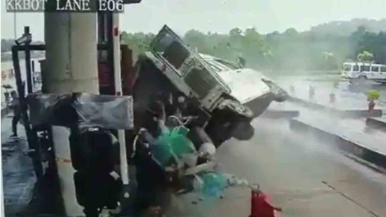 Karnataka: ఘోర ప్రమాదం.. అంబులెన్సులోంచి ముగ్గురు ఎగిరిపడ్డ వైనం.. నలుగురి మృతి Karnataka: ఘోర ప్రమాదం.. అంబులెన్సులోంచి ముగ్గురు ఎగిరిపడ్డ వైనం.. నలుగురి మృతి