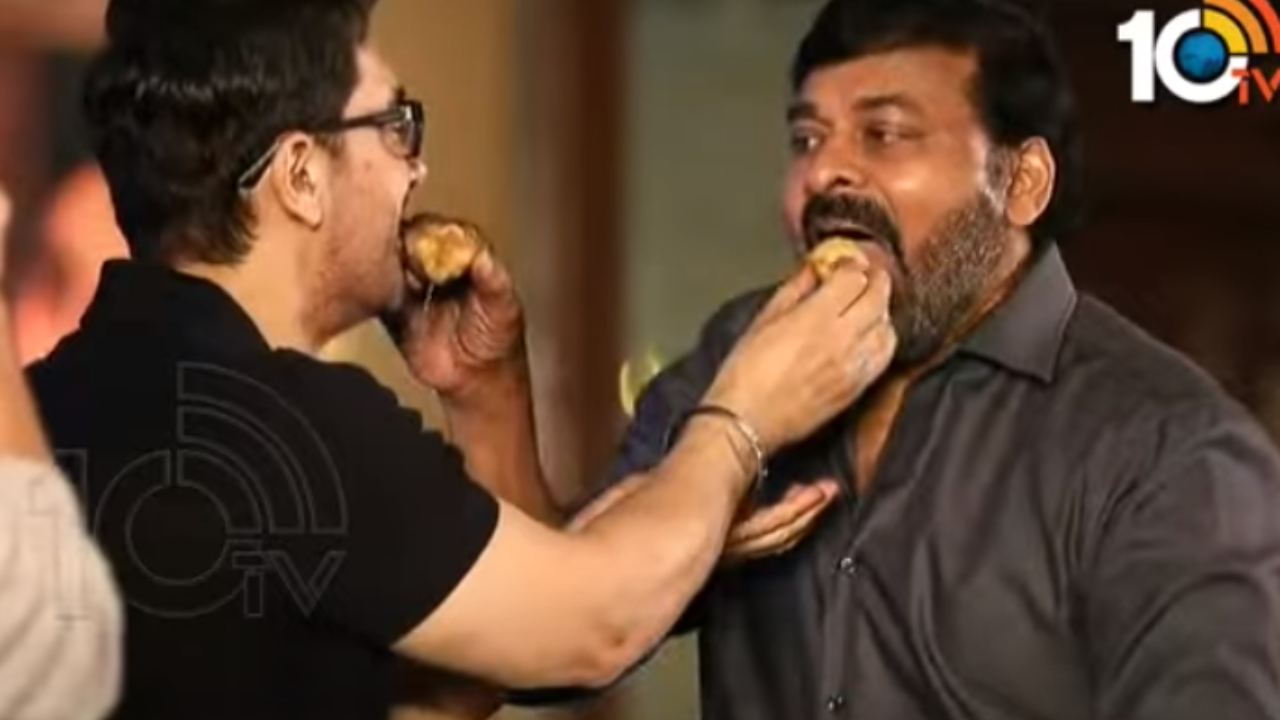 Laal Singh Chaddha : ఒకరికొకరు పానీపూరి తినిపించుకున్న అమీర్ ఖాన్, చిరంజీవి.. Laal Singh Chaddha : ఒకరికొకరు పానీపూరి తినిపించుకున్న అమీర్ ఖాన్, చిరంజీవి..