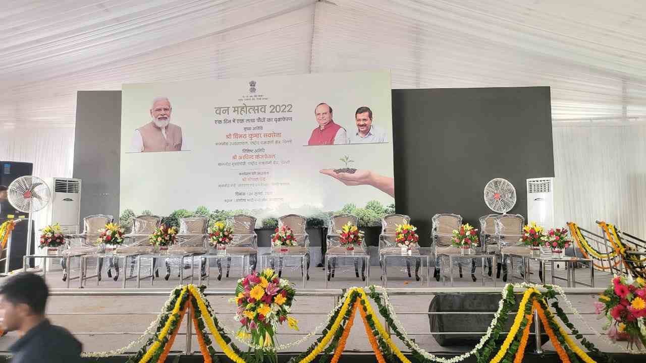 Delhi: మా పోస్టర్లు తొలగించి మోదీ పోస్టర్లను అంటించారు: ఢిల్లీ మంత్రి గోపాల్ రాయ్ Delhi: మా పోస్టర్లు తొలగించి మోదీ పోస్టర్లను అంటించారు: ఢిల్లీ మంత్రి గోపాల్ రాయ్