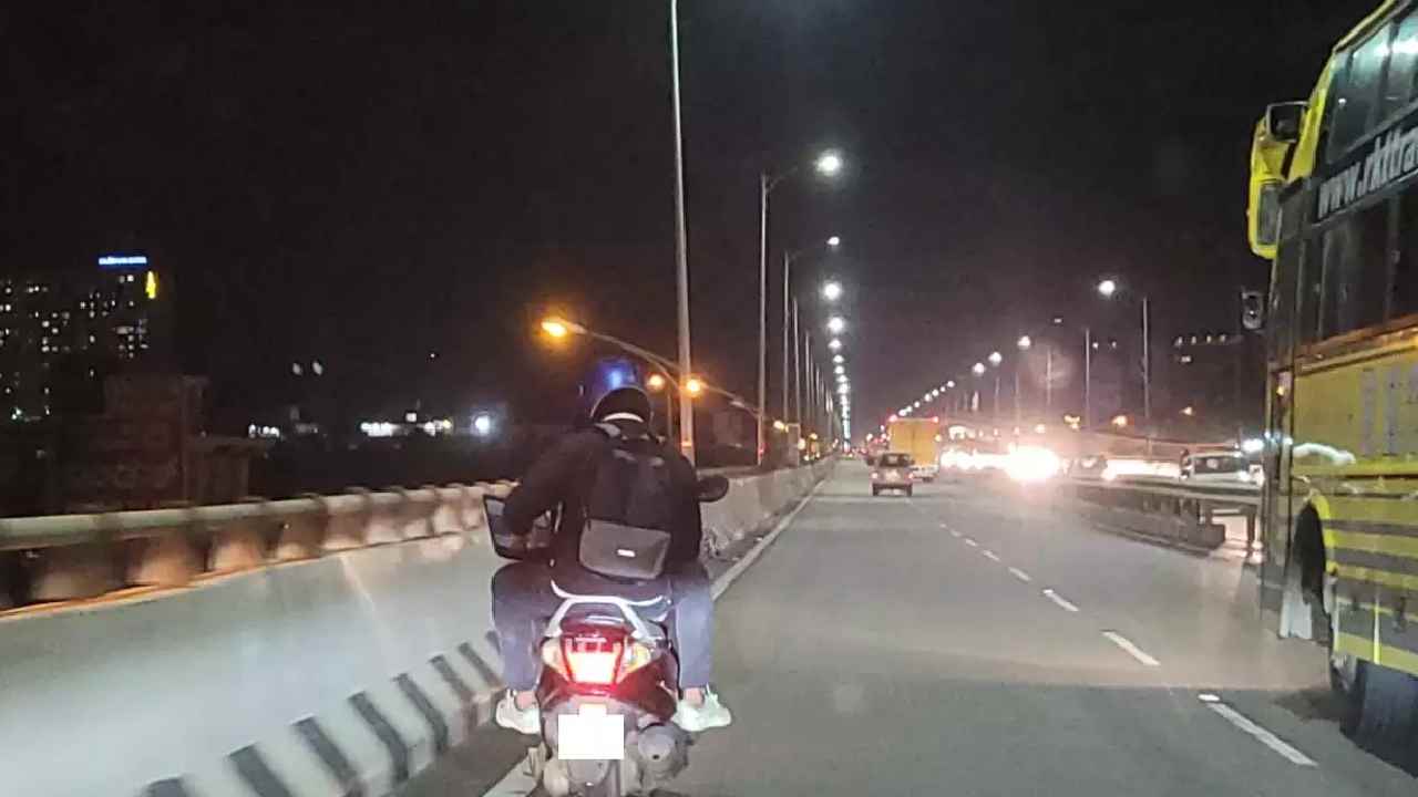 Viral Photo : బైక్పై వెళ్తూ ల్యాప్ట్యాప్లో ఆఫీసు పని చేస్తున్న వ్యక్తి-ఫోటో వైరల్ Viral Photo : బైక్పై వెళ్తూ ల్యాప్ట్యాప్లో ఆఫీసు పని చేస్తున్న వ్యక్తి-ఫోటో వైరల్