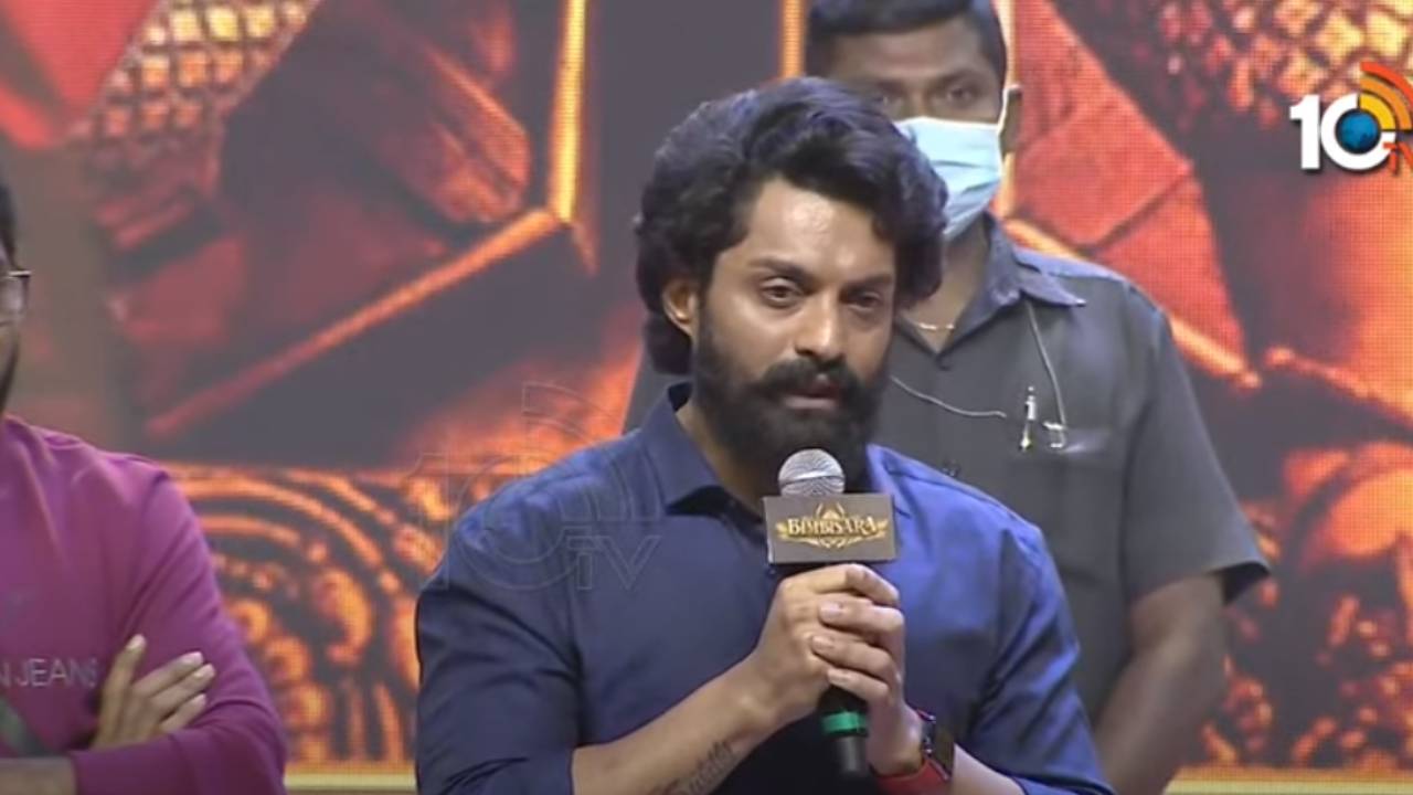 Kalyan Ram : మా పిల్లలకు ట్యూషన్ చెప్పడానికి వచ్చి ఈ సినిమాకి డైలాగ్ రైటర్ అయ్యారు Kalyan Ram : మా పిల్లలకు ట్యూషన్ చెప్పడానికి వచ్చి ఈ సినిమాకి డైలాగ్ రైటర్ అయ్యారు