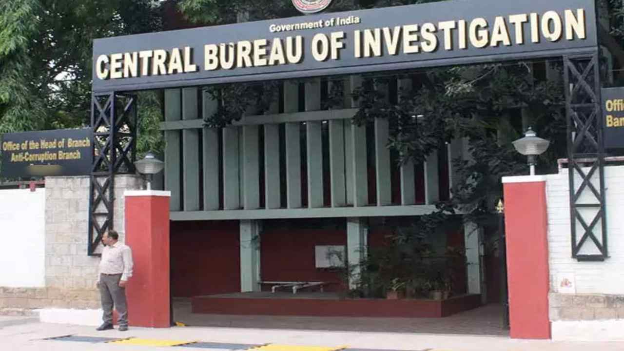 CBI : రాజ్యసభ సీటు, గవర్నర్ పదవి రూ.100 కోట్లు.. నలుగురిని అరెస్ట్ చేసిన సీబీఐ CBI : రాజ్యసభ సీటు, గవర్నర్ పదవి రూ.100 కోట్లు.. నలుగురిని అరెస్ట్ చేసిన సీబీఐ