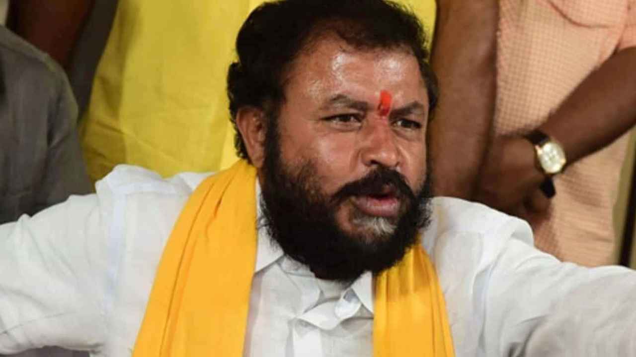 Chintamaneni: అందుకే కోడి పందేలు జరిగిన చోటు నుంచి వెళ్ళిపోయాను: చింతమనేని ప్రభాకర్ Chintamaneni: అందుకే కోడి పందేలు జరిగిన చోటు నుంచి వెళ్ళిపోయాను: చింతమనేని ప్రభాకర్