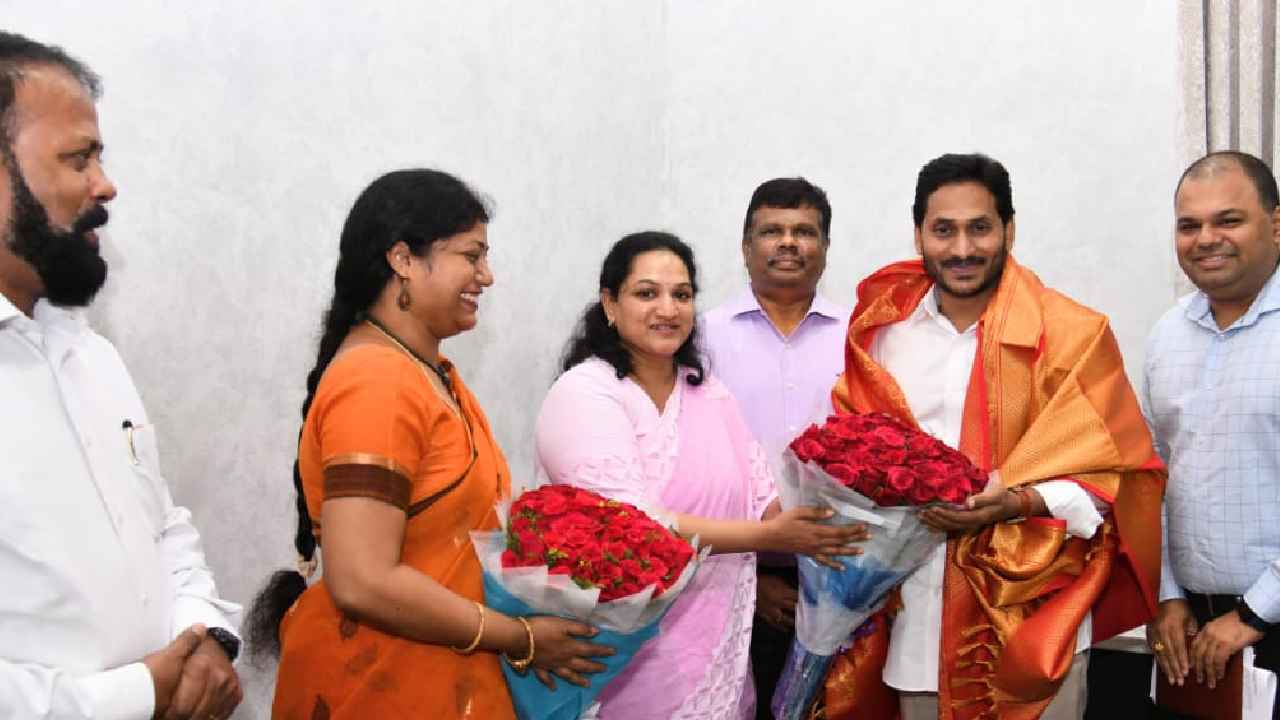CM Jagan EODB : ఈవోడీబీ ర్యాంకింగ్స్లో అగ్రగామిగా ఏపీ.. అధికారులపై సీఎం జగన్ ప్రశంసల వర్షం CM Jagan EODB : ఈవోడీబీ ర్యాంకింగ్స్లో అగ్రగామిగా ఏపీ.. అధికారులపై సీఎం జగన్ ప్రశంసల వర్షం