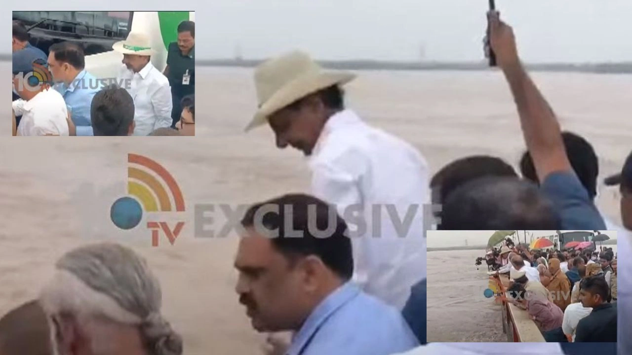 CM KCR : భద్రాచలంలో గోదావరి తల్లికి శాంతి పూజ చేసిన సీఎం కేసీఆర్ CM KCR : భద్రాచలంలో గోదావరి తల్లికి శాంతి పూజ చేసిన సీఎం కేసీఆర్