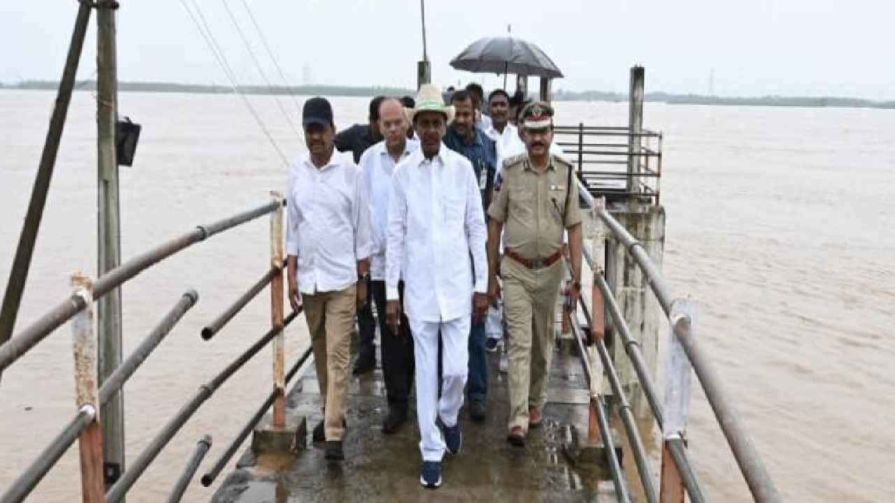 CM KCR Alert On Floods : అవసరమైన చోట్ల హెలిపాడ్లు సిధ్ధం చేసుకోండి-కేసీఆర్ CM KCR Alert On Floods : అవసరమైన చోట్ల హెలిపాడ్లు సిధ్ధం చేసుకోండి-కేసీఆర్