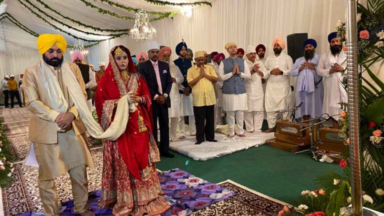 Punjab: నిరాడంబరంగా జరిగిన సీఎం భగవంత్ మాన్ పెళ్లి.. కుటుంబంతో కేజ్రీవాల్ హాజరు Punjab: నిరాడంబరంగా జరిగిన సీఎం భగవంత్ మాన్ పెళ్లి.. కుటుంబంతో కేజ్రీవాల్ హాజరు