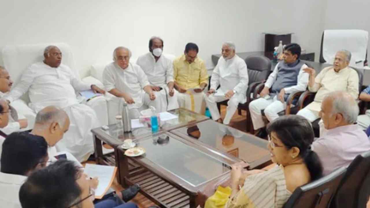 trs: టీఆర్ఎస్ సహా దేశంలో 13 పార్టీల భేటీ.. సంయుక్త ప్రకటన విడుదల trs: టీఆర్ఎస్ సహా దేశంలో 13 పార్టీల భేటీ.. సంయుక్త ప్రకటన విడుదల