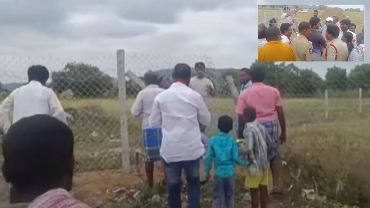 Kadapa : దళితుడి మృతదేహాన్ని స్మశానానికి తీసుకెళ్లకుండా అడ్డగింపు Kadapa : దళితుడి మృతదేహాన్ని స్మశానానికి తీసుకెళ్లకుండా అడ్డగింపు