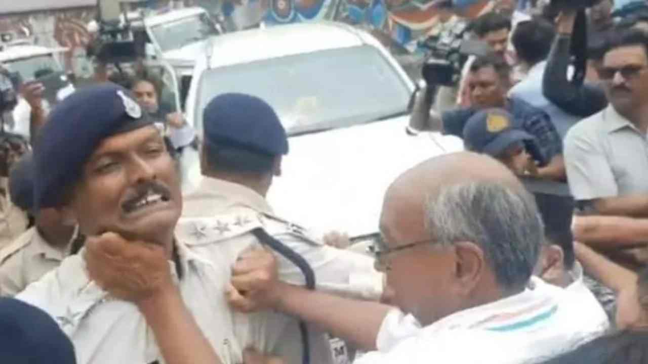 Digvijaya Singh: పోలీసు అధికారి కాలర్ పట్టుకున్న దిగ్విజయ్ సింగ్.. వీడియో Digvijaya Singh: పోలీసు అధికారి కాలర్ పట్టుకున్న దిగ్విజయ్ సింగ్.. వీడియో
