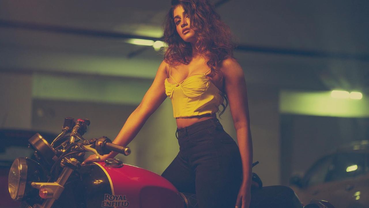 Dimple Hayathi : రాయల్ గా రాయల్ ఎన్‌ఫీల్డ్ మీద డింపుల్ హయతి