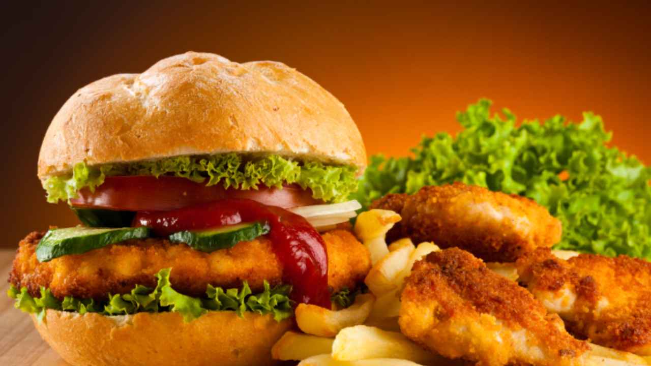 Fatty food: ‘శరీర బరువు పెరిగితే ఏమవుతుందిలే’ అంటూ కొవ్వు పదార్థాలు లాగించేస్తున్నారా? Fatty food: ‘శరీర బరువు పెరిగితే ఏమవుతుందిలే’ అంటూ కొవ్వు పదార్థాలు లాగించేస్తున్నారా?