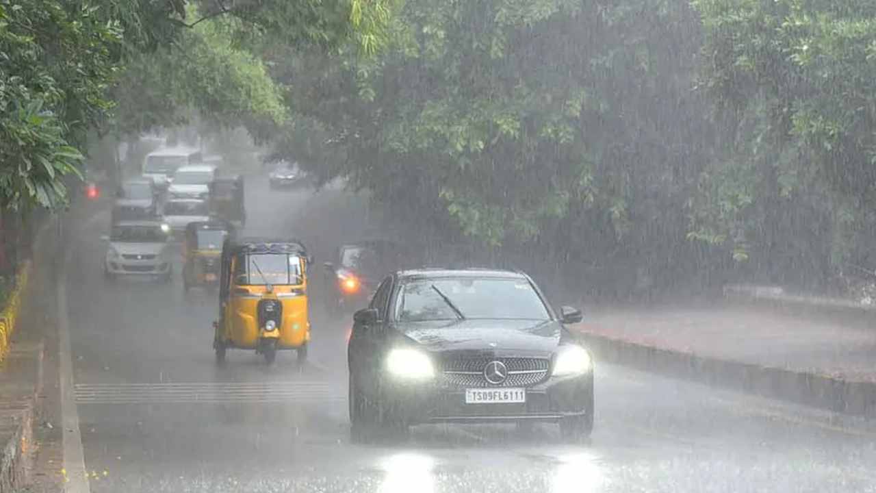 Rain Alert: తెలంగాణలో మరో 4 రోజుల పాటు వర్షాలు.. భారీ వర్షాలు ఏఏ జిల్లాల్లో అంటే.. Rain Alert: తెలంగాణలో మరో 4 రోజుల పాటు వర్షాలు.. భారీ వర్షాలు ఏఏ జిల్లాల్లో అంటే..
