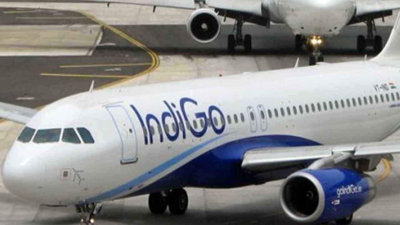 IndiGo: తన బ్యాగులో బాంబు ఉందంటూ.. విమాన ప్రయాణికులను బెంబేలెత్తించిన వ్యక్తి IndiGo: తన బ్యాగులో బాంబు ఉందంటూ.. విమాన ప్రయాణికులను బెంబేలెత్తించిన వ్యక్తి
