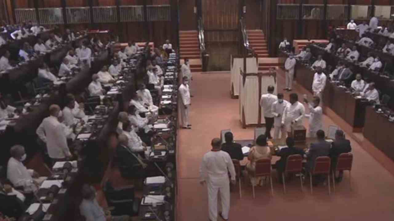 Sri Lanka: శ్రీలంకలో కొనసాగుతున్న అధ్యక్ష ఎన్నికలు.. పార్లమెంట్లో తొలిసారి పోలింగ్ Sri Lanka: శ్రీలంకలో కొనసాగుతున్న అధ్యక్ష ఎన్నికలు.. పార్లమెంట్లో తొలిసారి పోలింగ్