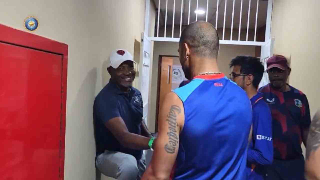 Team India: టీమిండియా డ్రెస్సింగ్ రూమ్లోకి ఎవరు వచ్చారో చూడండి: బీసీసీఐ Team India: టీమిండియా డ్రెస్సింగ్ రూమ్లోకి ఎవరు వచ్చారో చూడండి: బీసీసీఐ