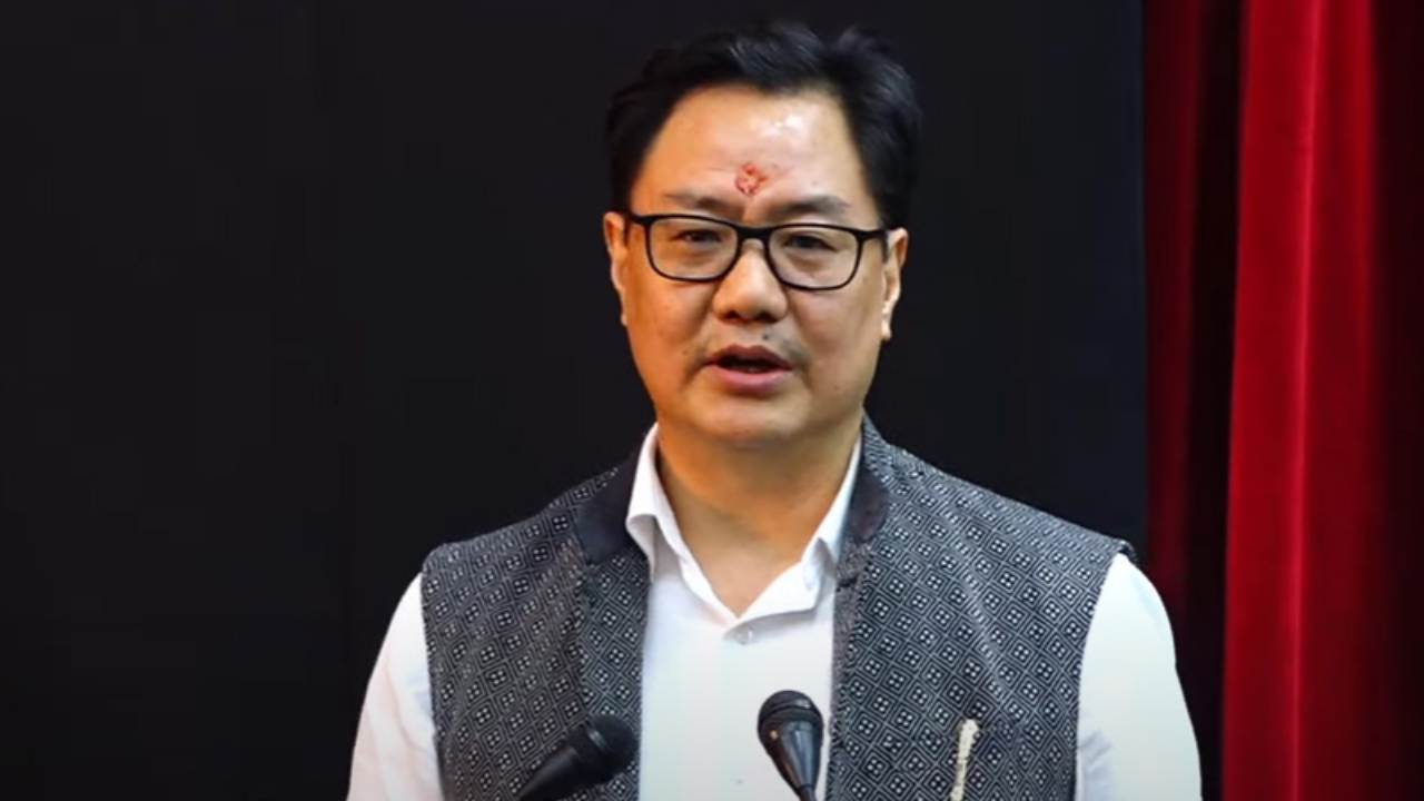 Minister Kiren Rijiju : లాయర్లు లక్షల్లో ఫీజులు తీసుకోవటం వల్ల సామాన్యులకు న్యాయం దూరమవుతోంది : కేంద్ర మంత్రి Minister Kiren Rijiju : లాయర్లు లక్షల్లో ఫీజులు తీసుకోవటం వల్ల సామాన్యులకు న్యాయం దూరమవుతోంది : కేంద్ర మంత్రి