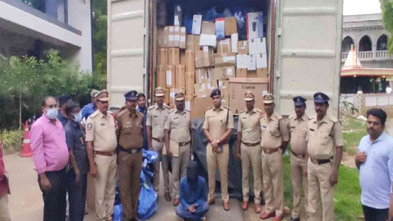 Gunturu : రెండు కోట్ల విలువైన వస్తువులున్న లారీని ఎత్తుకెళ్లిన దొంగ అరెస్ట్ Gunturu : రెండు కోట్ల విలువైన వస్తువులున్న లారీని ఎత్తుకెళ్లిన దొంగ అరెస్ట్