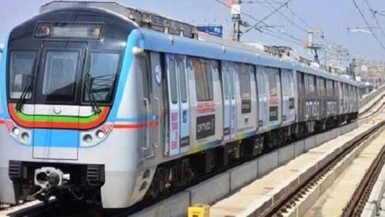 Hyderabad Metro: నేడు అర్ధరాత్రి దాటాక ఒంటి గంట వరకు మెట్రో రైళ్ల సేవలు Hyderabad Metro: నేడు అర్ధరాత్రి దాటాక ఒంటి గంట వరకు మెట్రో రైళ్ల సేవలు