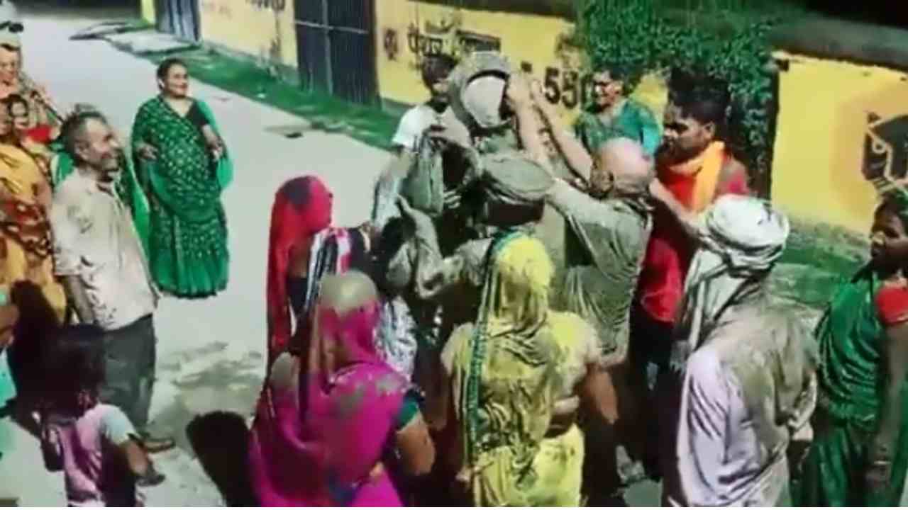 viral video: వరుణుడు కరుణించాలని బురదతో ఎమ్మెల్యే స్నానం.. వీడియో వైరల్ viral video: వరుణుడు కరుణించాలని బురదతో ఎమ్మెల్యే స్నానం.. వీడియో వైరల్