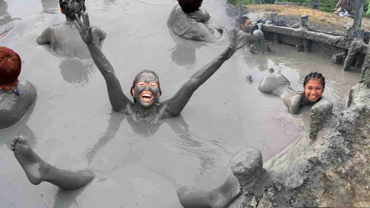 Mud Bath: అధికారులు బురదలో స్నానం చేస్తే వర్షాలు కురుస్తాయట.. పురాతన సంప్రదాయం Mud Bath: అధికారులు బురదలో స్నానం చేస్తే వర్షాలు కురుస్తాయట.. పురాతన సంప్రదాయం