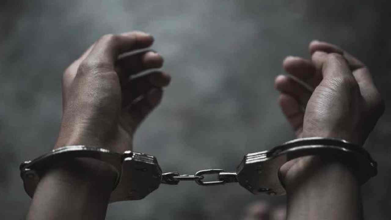 Odisha : భార్య తల నరికి 12 కిలో మీటర్లు నడుచుకుంటూ పోలీసు స్టేషన్ కు…! Odisha : భార్య తల నరికి 12 కిలో మీటర్లు నడుచుకుంటూ పోలీసు స్టేషన్ కు…!