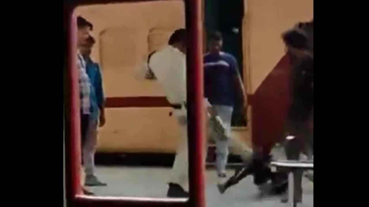 Viral video: రైల్వే స్టేషన్లో వృద్ధుడిని కాళ్ళతో తంతూ రెచ్చిపోయిన పోలీసు Viral video: రైల్వే స్టేషన్లో వృద్ధుడిని కాళ్ళతో తంతూ రెచ్చిపోయిన పోలీసు