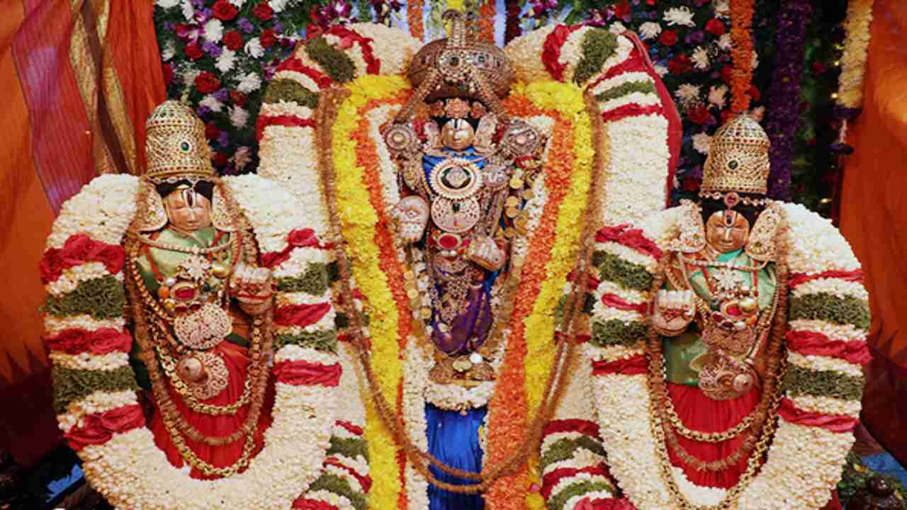Tirumala : శ్రీవారికి వైభవంగా జరిగిన పుష్ప పల్లకీ సేవ Tirumala : శ్రీవారికి వైభవంగా జరిగిన పుష్ప పల్లకీ సేవ