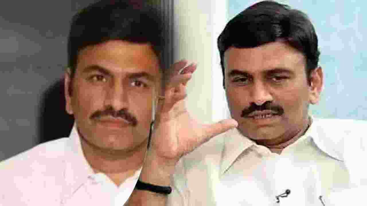 MP Raghurama: కానిస్టేబుల్ను కిడ్నాప్ చేసిన ఎంపీ రఘురామ అనుచరులు MP Raghurama: కానిస్టేబుల్ను కిడ్నాప్ చేసిన ఎంపీ రఘురామ అనుచరులు