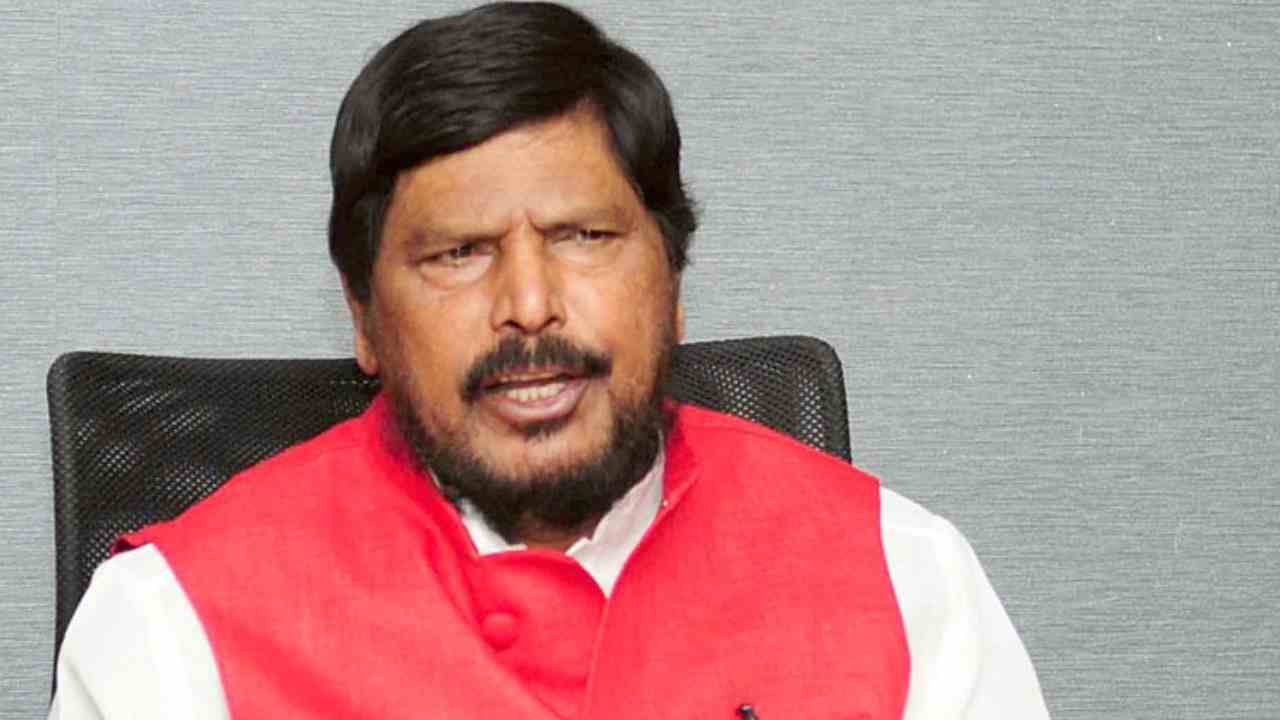 Maharashtra: శివసేనలో చీలికలు రావడానికి సంజయ్ రౌతే కారణం: రామ్దాస్ అథవాలే Maharashtra: శివసేనలో చీలికలు రావడానికి సంజయ్ రౌతే కారణం: రామ్దాస్ అథవాలే