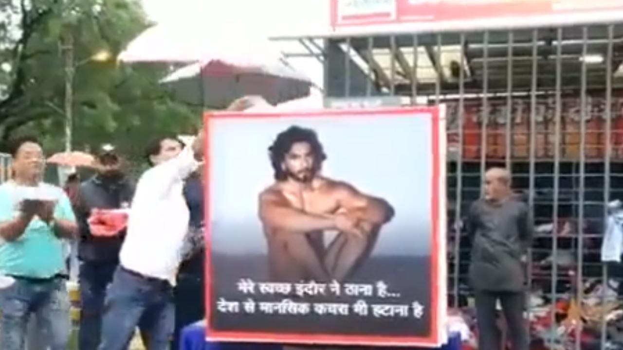 Ranveer Singh : రణవీర్కి బట్టలు దానం చేస్తున్న జనాలు.. Ranveer Singh : రణవీర్కి బట్టలు దానం చేస్తున్న జనాలు..
