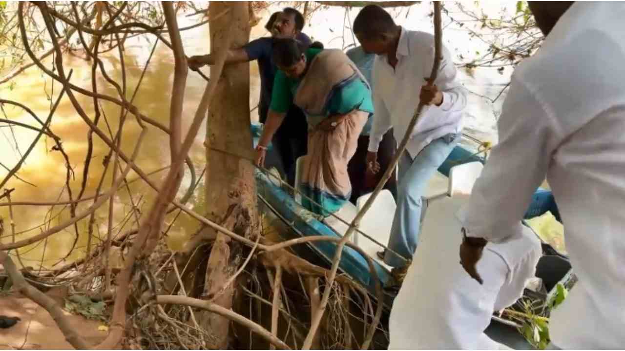 seethakka: ఎమ్మెల్యే సీతక్కకు తప్పిన ప్రమాదం… వీడియో seethakka: ఎమ్మెల్యే సీతక్కకు తప్పిన ప్రమాదం… వీడియో