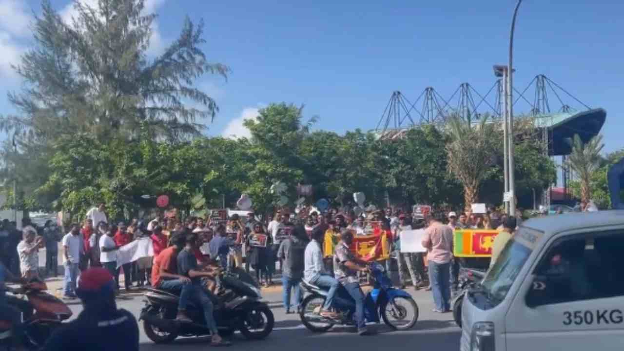 Sri Lanka: మాల్దీవుల్లోనూ గొటబాయ రాజపక్సను వదలని ఆందోళనకారులు Sri Lanka: మాల్దీవుల్లోనూ గొటబాయ రాజపక్సను వదలని ఆందోళనకారులు