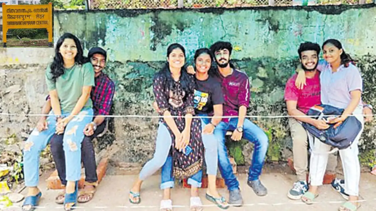 Students Protest : కేరళలో విద్యార్థులు వినూత్న నిరసన Students Protest : కేరళలో విద్యార్థులు వినూత్న నిరసన